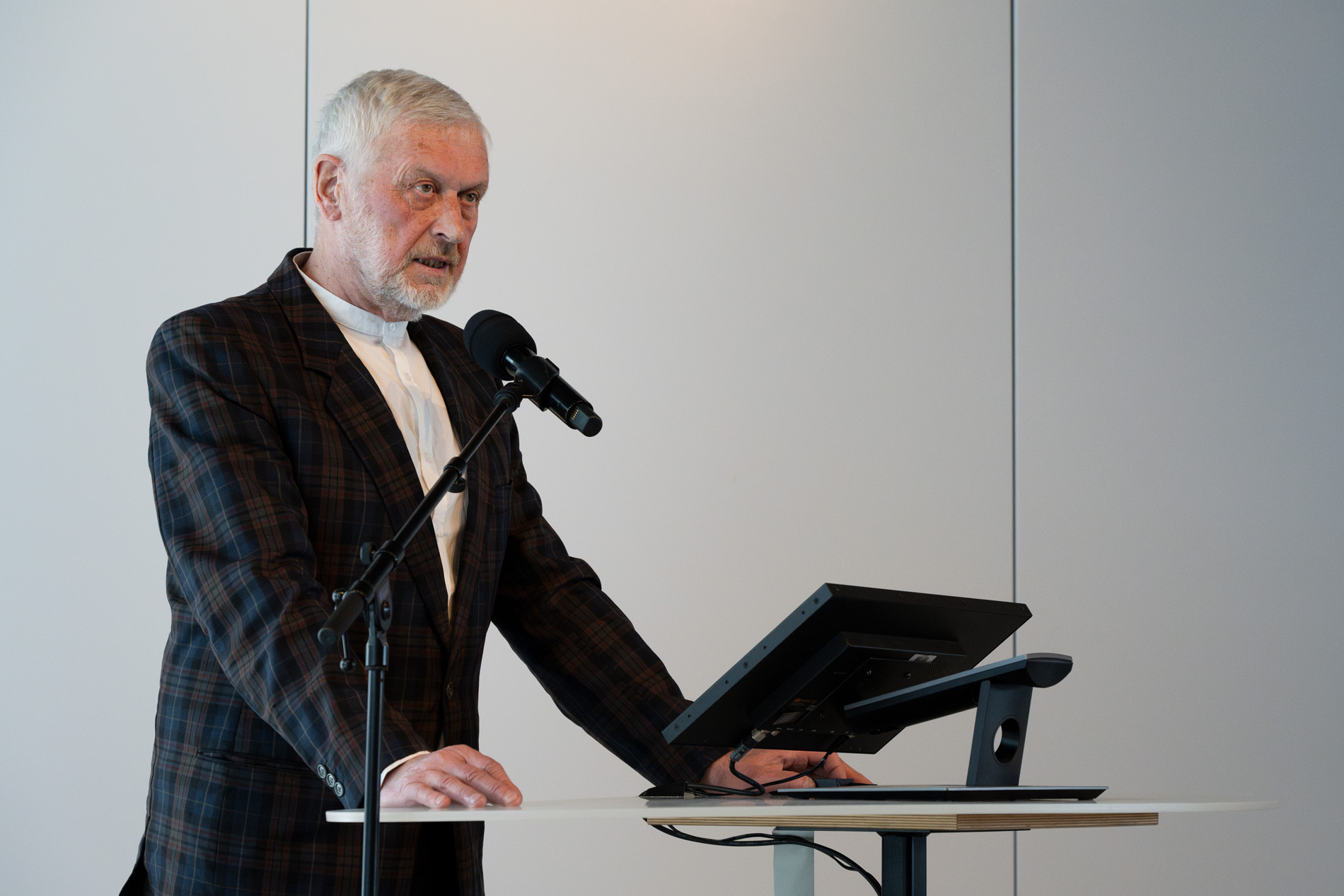 Heiki Pärdi Oskar Kallase stipendiumit vastu võtmas.