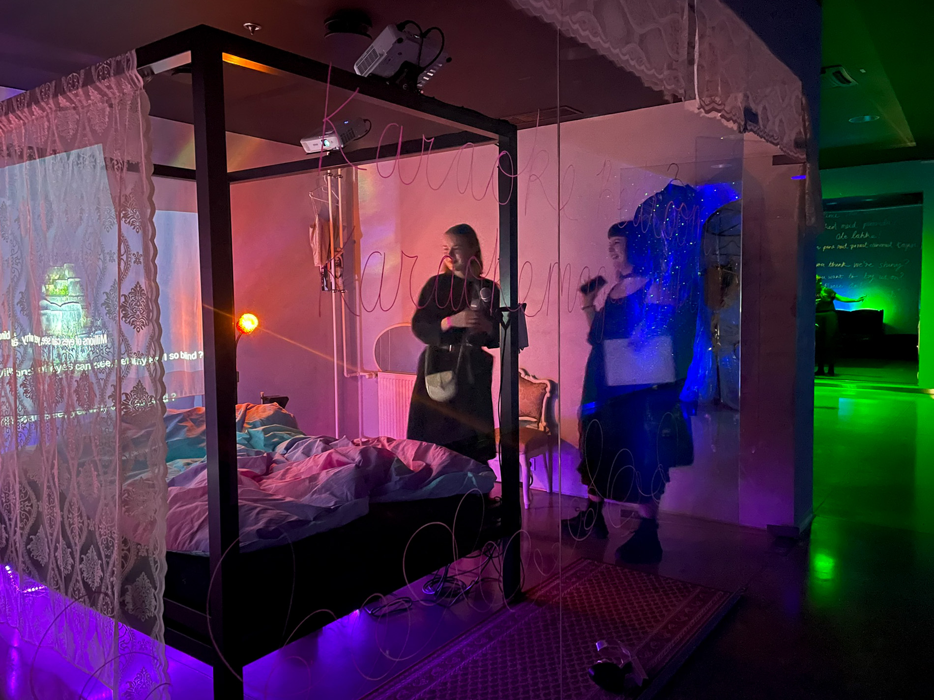 Pildil on näituse "Kellele kuulub öö?" installatsioon "Ma kajan"