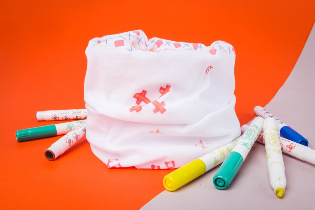 Punasel ja hallil taustal torusall, mille ümber on kaheksa värvilist vildikat. Torusalli peale on joonistatud erinevaid rahvuslikke mustreid.