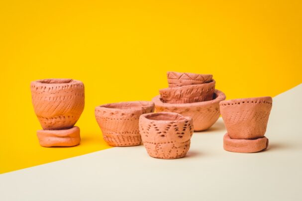 Seitse savist tehtud erikujulist kaussi. Igale kausile on tehtud kaunistuseks sälgud.