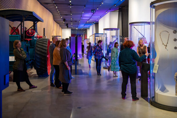 Külastajad liiguvad muuseumi koridoris ja uurivad erinevaid eksponaate.