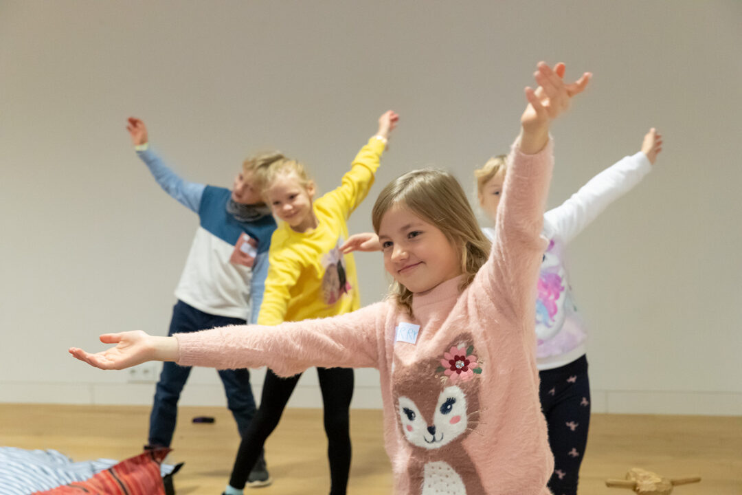Lapsed siseruumis tegemas vahvaid tantsuliigutusi.