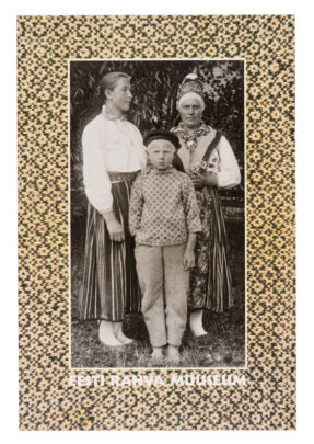 Kihnlased 1920. a. Taustal Kihnu kampsun (troi)