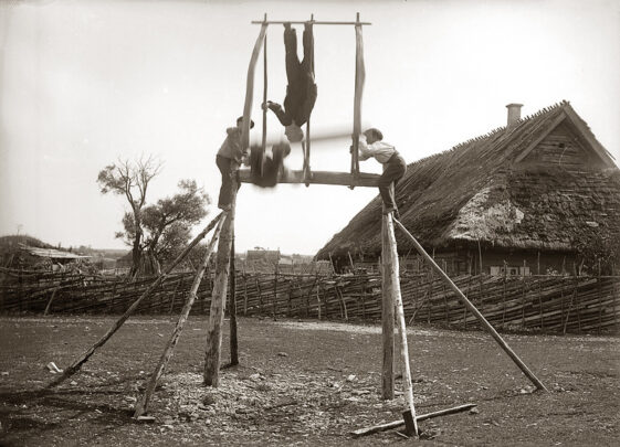 Poisid kiike üle võlli ajamas (60 x 85 cm)