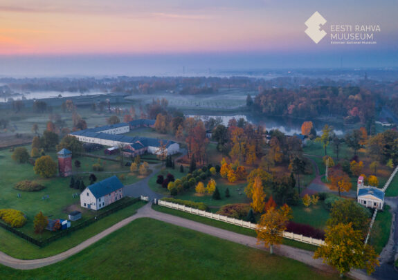 Eesti Rahva Muuseumi mõisapark sügishommikul