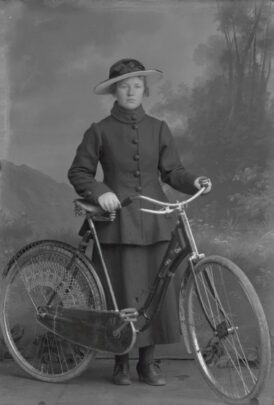 Postkaart "Kirikumehe tütar jalgrattaga 1919. aastal"