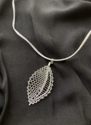 Hõbedane niplispitsist kaelaehe "Leht"