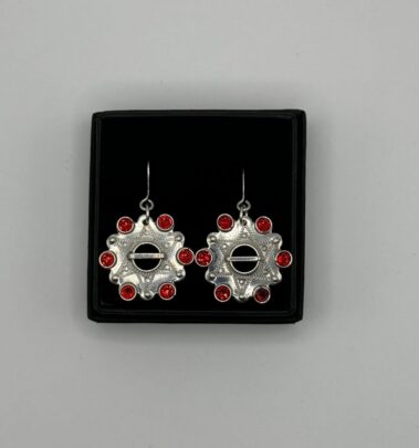 Hõbedast kõrvarõngad kuue punase kristalliga