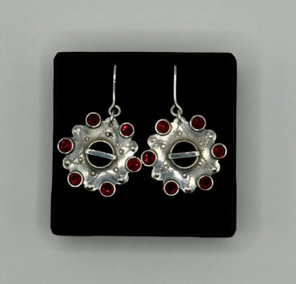 Hõbedast kõrvarõngad kuue tumepunase kristalliga