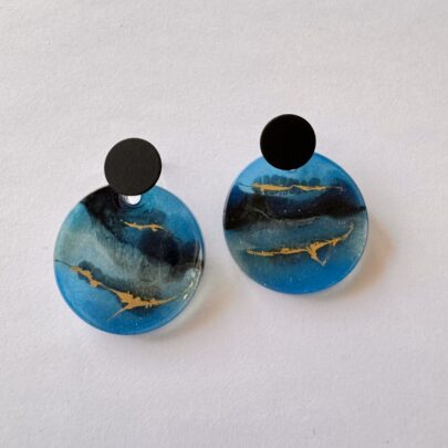 Musta-sinise kirjud kõrvarõngad