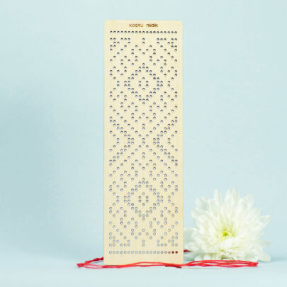 Koeru kirivöö mustriga puidust niidik