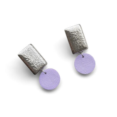 Hõbedased kõrvarõngad helelillast nahast