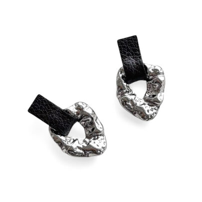 Hõbedased kõrvarõngad mustast nahast