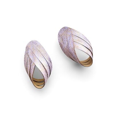 Kõrvarõngad helelillast nahast