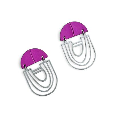 Hõbedased kõrvarõngad lillast nahast