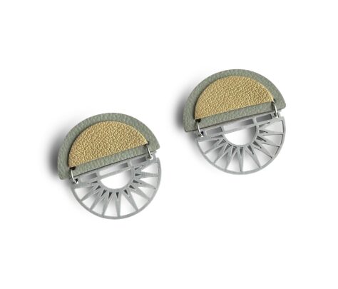 Hõbedased kõrvarõngad beežikaskuldsest nahast