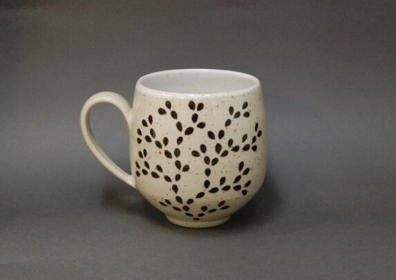 Tumedate tilkadega tass