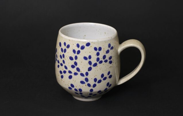 Tumesiniste tilkadega tass