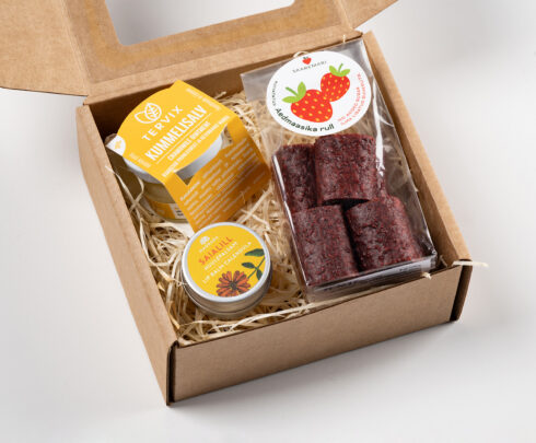 Saialille huulepalsam, kummelisalv ja aedmaasika rull