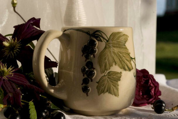 Mustsõstardega ümar tass