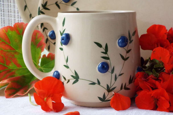 Mustikatega ümar tass