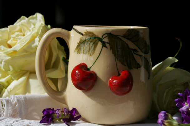 Kirssidega ümar tass