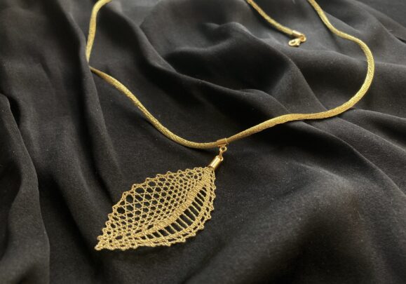 Kullatud niplispitsist kaelaehe "Leht"