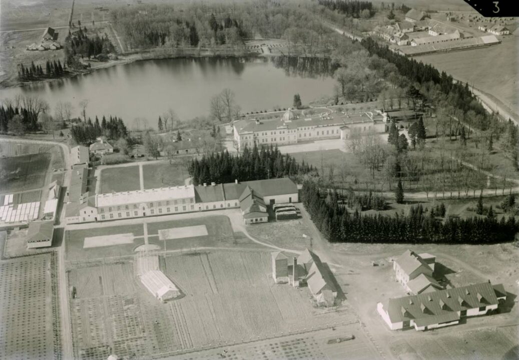 Raadi mõisasüda kirde poolt õhust (1932).
Allikas: EFA.66.4.5760