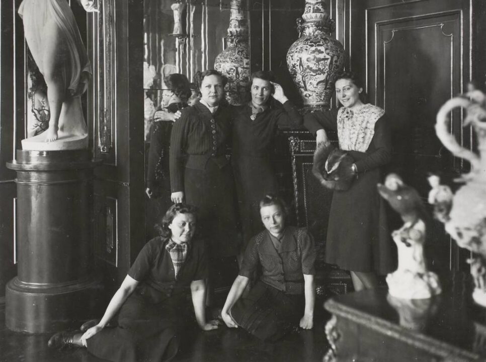 Eesti Rahva Muuseumi töötajad rokokootoas (1940/1941).
Foto: Eduard Selleke. ERM Fk 2140: 32