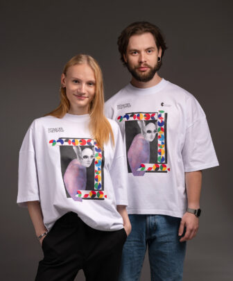 Monster Chetwynd näituse T-särk